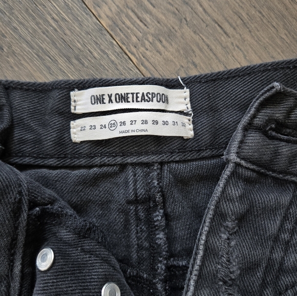 One x Teaspoon 'Hawk' black jean shorts size 25 - Picture 3 of 6